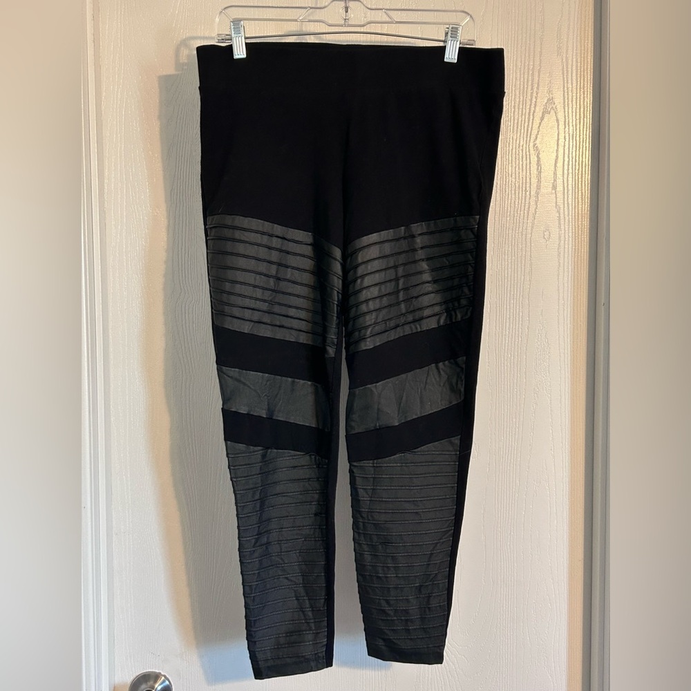 Torrid | Black and Gray Ribbed Leggings | Size 2